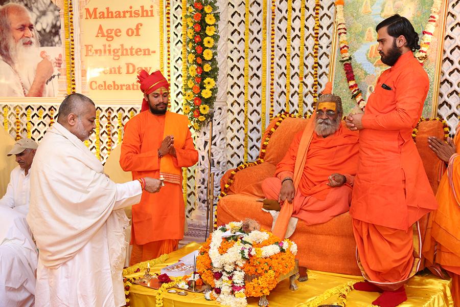 Brahmachari Girish Ji performing aarti during Shri Guru Padukas pujan on 12 January 2016-Gyanyug Diwas Celebration. 
